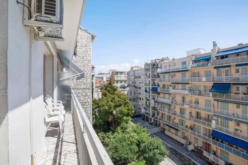 une vue depuis le balcon d'un immeuble dans l'établissement Studio Guiglia - Welkeys, à Nice