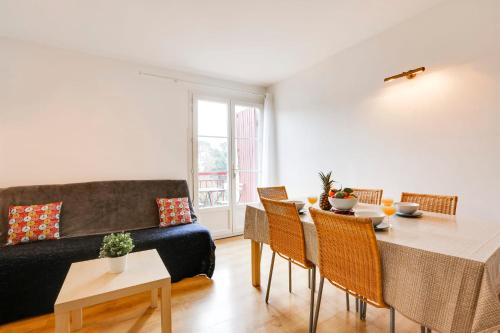 un salon avec une table et un canapé dans l'établissement Appartement Marinea - Welkeys, à Saint-Jean-de-Luz