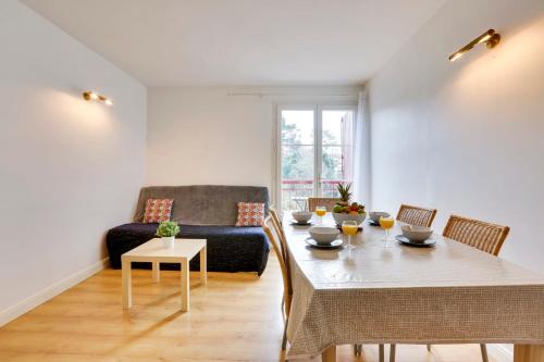 un salon avec une table et un canapé dans l'établissement Appartement Marinea - Welkeys, à Saint-Jean-de-Luz