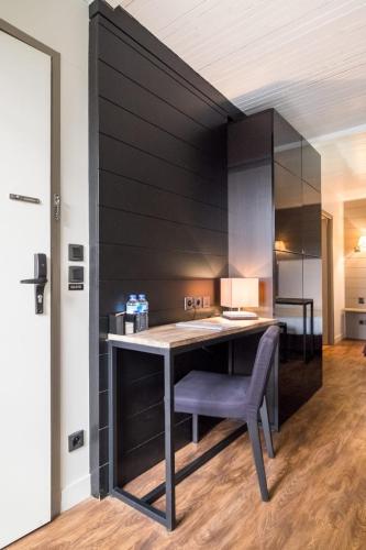 une cuisine avec une table et une chaise violette dans l'établissement Opera - Flat close to stations and old city - Welkeys, à Lille