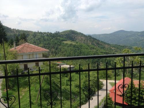 a view from the balcony of a house in the mountains at Πανδοχείο Λίμνης Πλαστήρα in Kastaniá