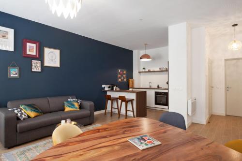 un salon avec un canapé et une table dans l'établissement Appartement des Lorettes - Welkeys, à Marseille