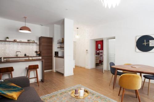 Il comprend un salon et une cuisine avec une table et des chaises. dans l'établissement Appartement des Lorettes - Welkeys, à Marseille