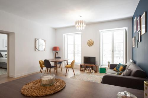 un salon avec un canapé et une table dans l'établissement Appartement des Lorettes - Welkeys, à Marseille
