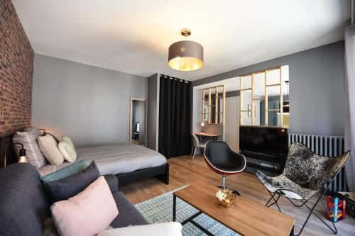 una camera con letto e un soggiorno con divano di Nice and modern studio in the heart of Annecy ad Annecy