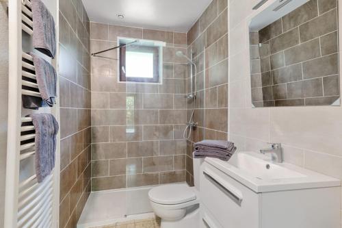 une salle de bain avec toilettes et lavabo dans l'établissement Studio Serena - Welkeys, à Annecy