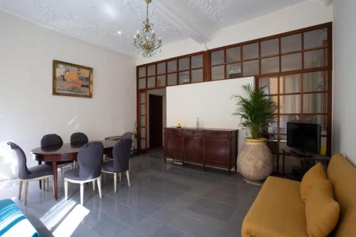 un salon avec un canapé, une table et des chaises dans l'établissement Appartement Verrière - Welkeys, à Nice