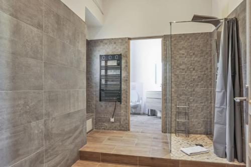 La salle de bains est pourvue d'une douche à l'italienne et d'une cabine de douche en verre. dans l'établissement Appartement Carnot - Welkeys, à Cannes