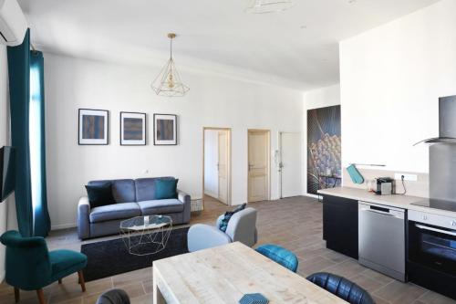 un salon avec un canapé et une table dans l'établissement Appartement Carnot - Welkeys, à Cannes
