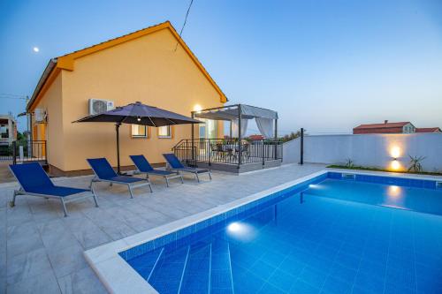 Villa Family and Friends private heated pool with jacuzzi