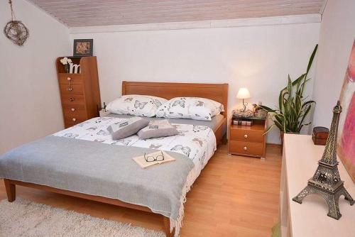 ein Schlafzimmer mit einem Bett mit einer Brille darauf in der Unterkunft Veliki balkon s pogledom na more in Sveti Filip i Jakov