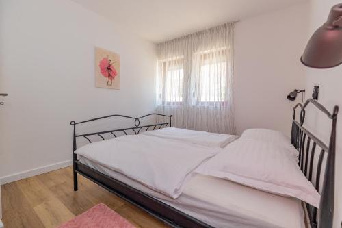 Postel nebo postele na pokoji v ubytování Villa Family and Friends private heated pool with jacuzzi