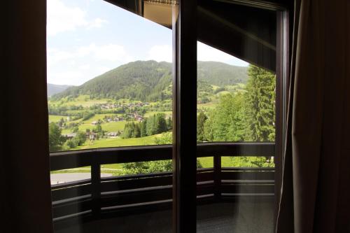a room with a window looking out at a valley at Bad Kleinkirchheim RMG family apartments in Bad Kleinkirchheim