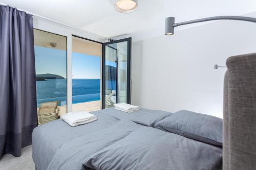 ヴェラ・ルカにあるVilla Style and Seaの海の見えるベッドのある寝室