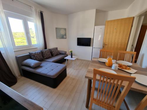 Zadar, The Florens Residence - Apartments near the Beach with the New Pool & Garden, BBQ and Kids playground