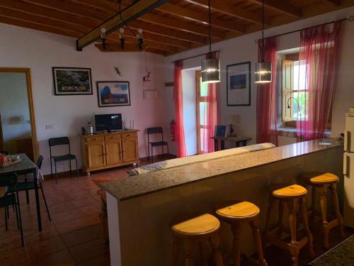 サン・セバスティアン・デ・ラ・ゴメラにあるCasa Rural Finca La Lagunaのキッチン(スツール付きのバー付)