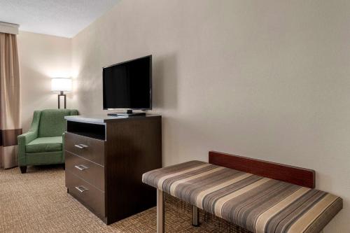 Una televisión o centro de entretenimiento en Comfort Suites Miamisburg - Dayton South