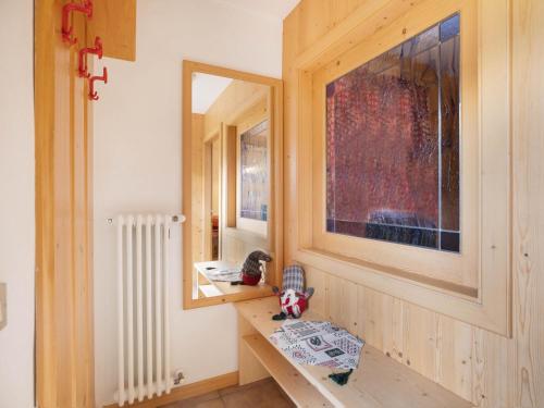 Habitación con encimera de madera y espejo. en Ciasa Lino Sas da le Doudesc, en Pozza di Fassa