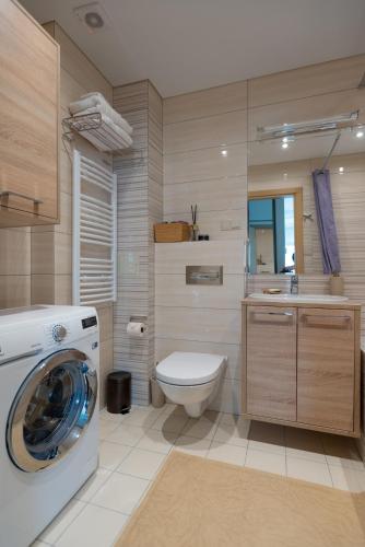 ドルスキニンカイにある39DOのトイレと洗濯機付きのバスルーム