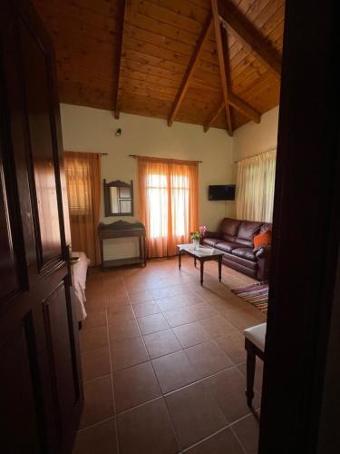 TV a/nebo společenská místnost v ubytování Serenita Cottage
