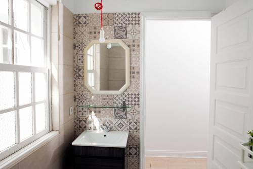 Ένα μπάνιο στο Avenida Central Viana - City and River Apartment