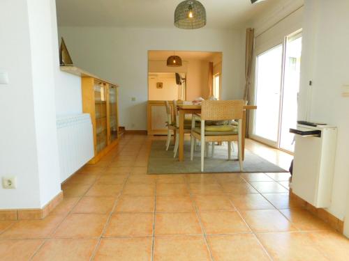 a kitchen and dining room with a table and chairs at GMID IMMO A-223 MOLI DE VENT Atico in Roses
