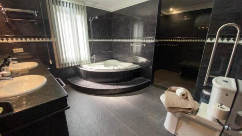 Ett badrum på Magnificent Villa El Palacete sleeps 20