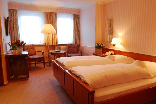 - une chambre d'hôtel avec un grand lit dans l'établissement Berghotel Hoher Knochen, à Winterberg