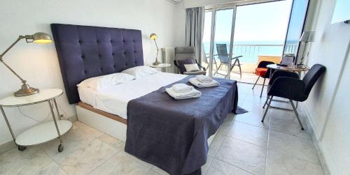 Postel nebo postele na pokoji v ubytování Diana 808 South-Facing Beachfront Studio with amazing sea views