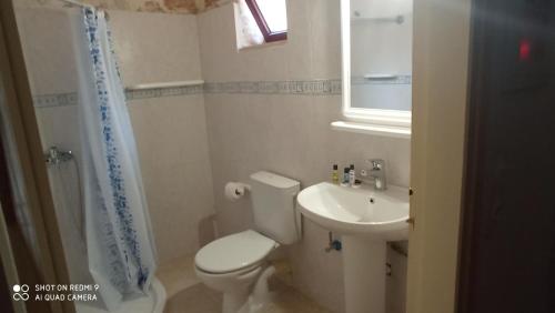 A bathroom at Climati Studios