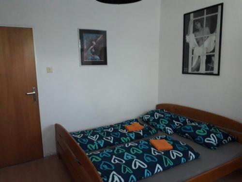 1 dormitorio con 1 cama con edredón azul y blanco en Apartmán na Jižní en Olomouc