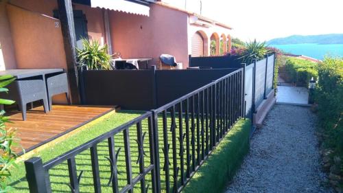 une clôture devant une maison avec une table dans l'établissement Vue panoramique exceptionnelle, au Lavandou