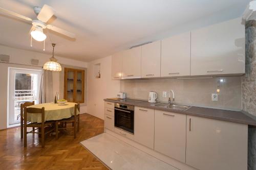 Kuchyň nebo kuchyňský kout v ubytování Apartments Sunny Town