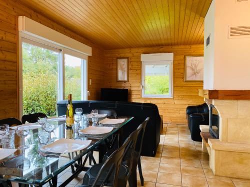 une salle à manger avec une longue table et des chaises dans l'établissement Chalet Brimbelle, à Gérardmer