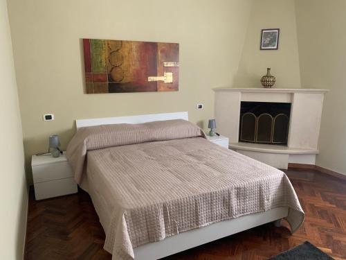 ein Schlafzimmer mit einem Bett und einem Kamin in der Unterkunft Vittoria in Celano