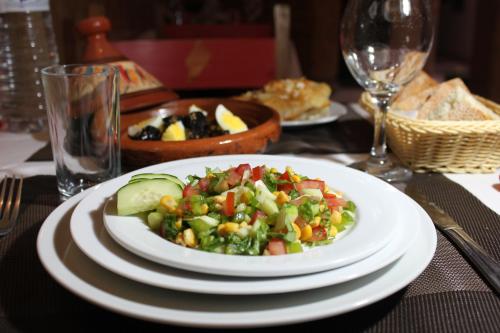 un piatto di cibo su un tavolo con un'insalata di Riad Al Wafaa a Marrakech