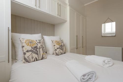 エディンバラにあるThe Rose Street Apartmentの白いベッド(白いシーツ、枕付)