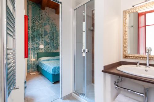 bagno con lavandino e specchio di DOMO SOFIA a Cagliari