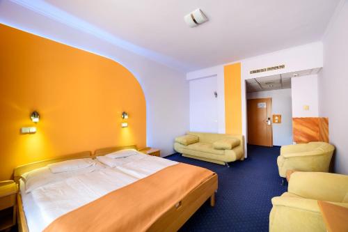 Hotel Négy Évszak tesisinde bir odada yatak veya yataklar