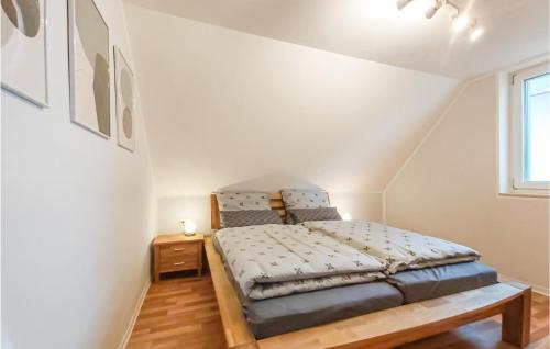 una piccola camera con letto e finestra di Lovely Apartment In Grammetal With House A Panoramic View a Daasdorf am Berge
