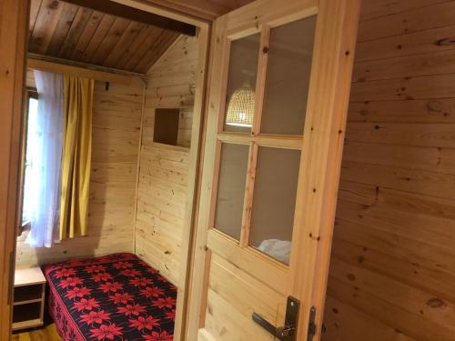 a small room with a door in a cabin at Leśnik Bungalow Stegna - domki letniskowe nad morzem in Stegna