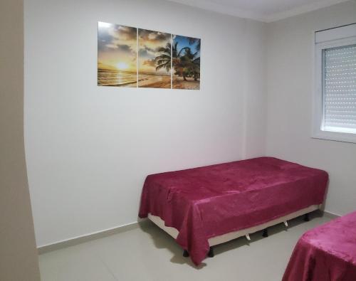 Un pat sau paturi într-o cameră la Excelente apto 3 quartos em Bombas, 100 metros do mar e 2 vagas de garagem
