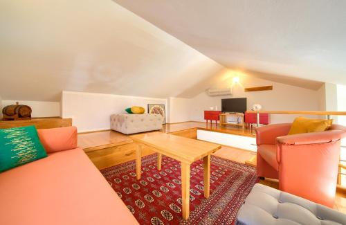 salon z kanapą i stołem w obiekcie Apartments Adria Danka w Krku