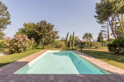 Bazén v ubytovaní Podere con piscina sulle colline di Rimini alebo v jeho blízkosti