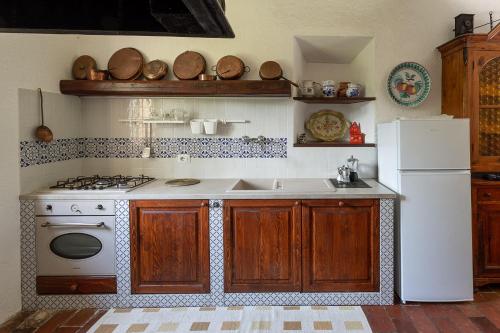 Kuchyňa alebo kuchynka v ubytovaní Podere con piscina sulle colline di Rimini