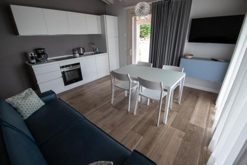 a kitchen and living room with a table and chairs at Relais del Garda in Lazise