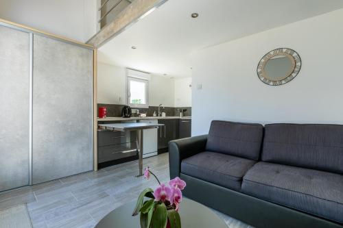 un salon avec un canapé et une table dans l'établissement Cosy Corner, à Saint-Xandre