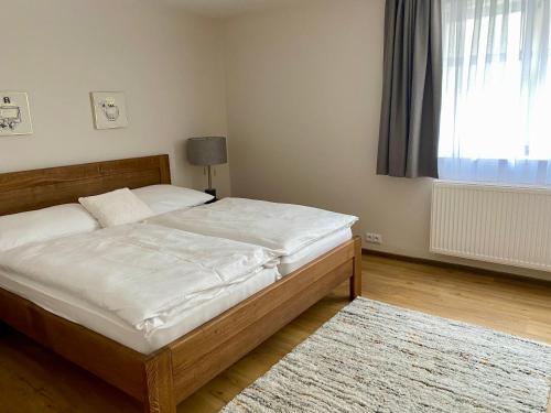 מיטה או מיטות בחדר ב-Dobré časy Apartment