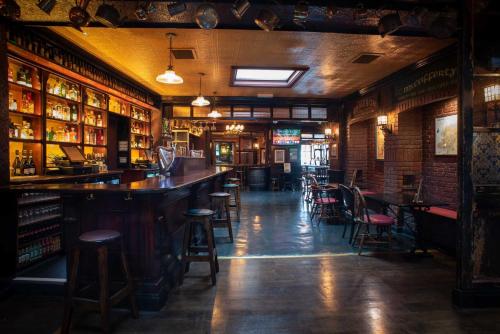 De lounge of bar bij McCafferty's Guesthouse Ilford