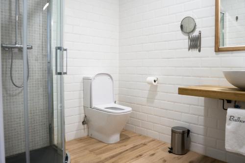 Vonios kambarys apgyvendinimo įstaigoje Balhondo Open Village
